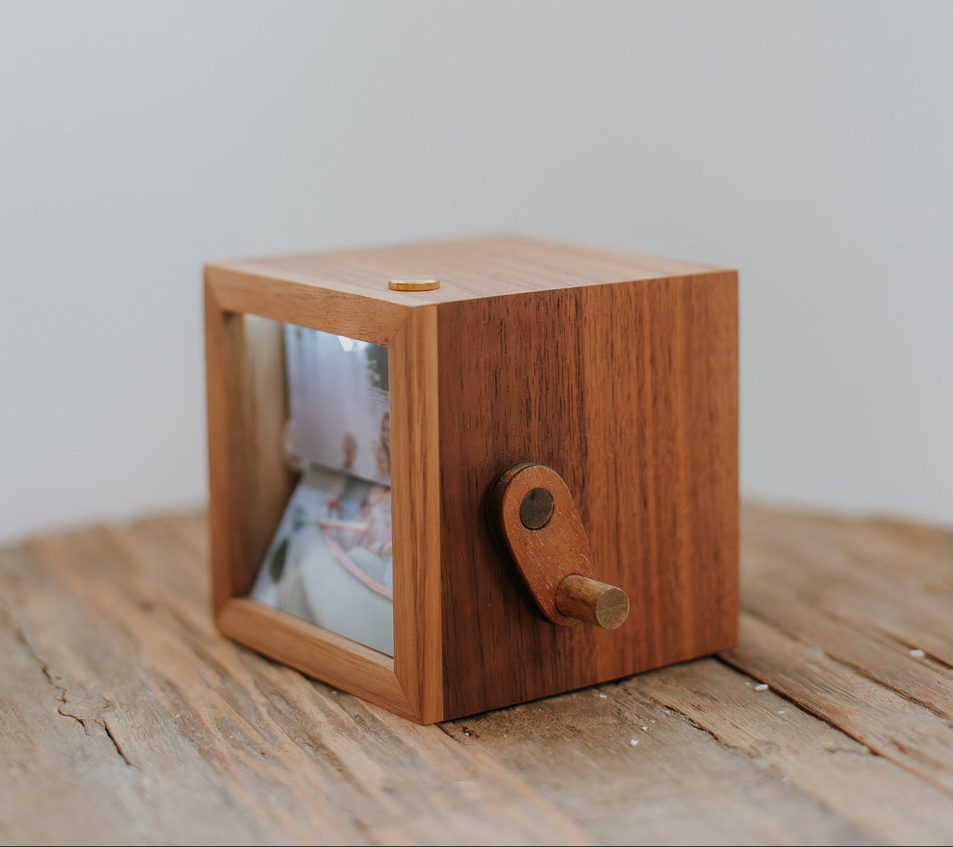 JAUNUMS! Kustīgo Foto Kastīte