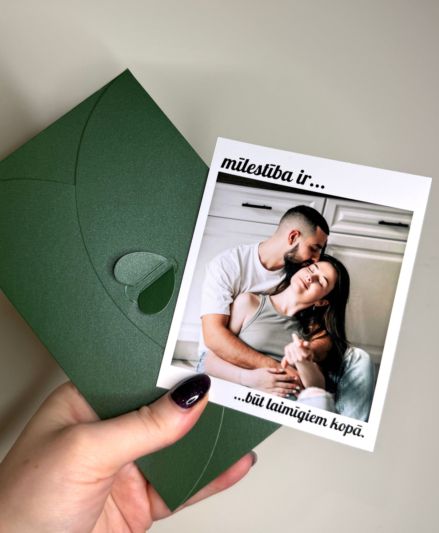 LOVE IS... fotomagnēts 💕